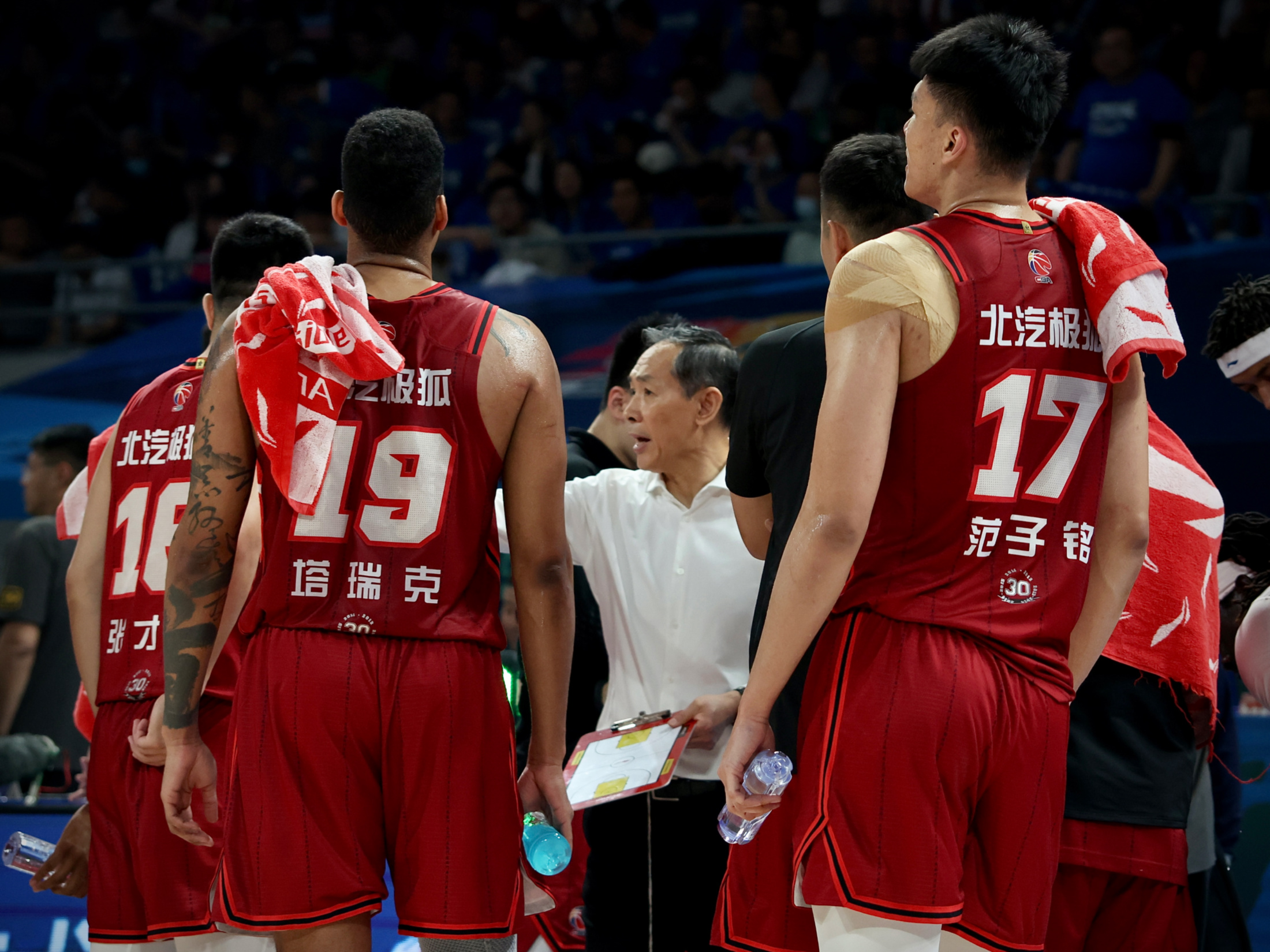 开云体育下载-关键时刻CBA季后赛传出新动向,上海海港迎来里程碑,管理层表态——球迷炸锅,更衣室氛围转暖的简单介绍