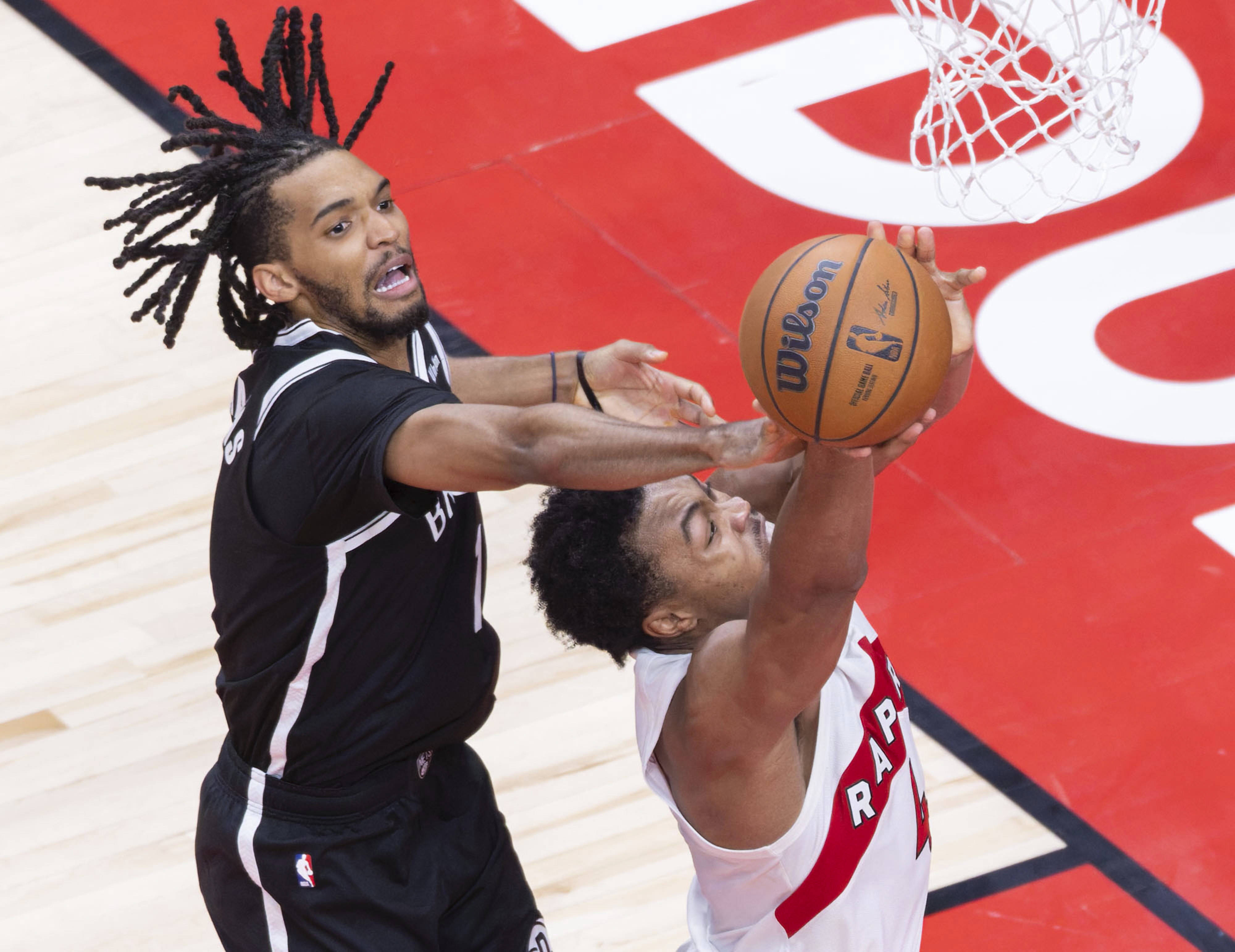 开云官网-赛地聚焦——NBA总决赛关键时刻热度飙升，多伦多猛龙防线松动，信心回归，训练强度明显提升